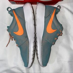 Women’s Nike Roshe Run Size 7.5